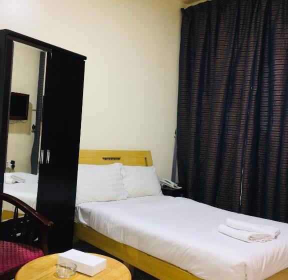 스탠다드 스튜디오, Safari Hotel Apartments