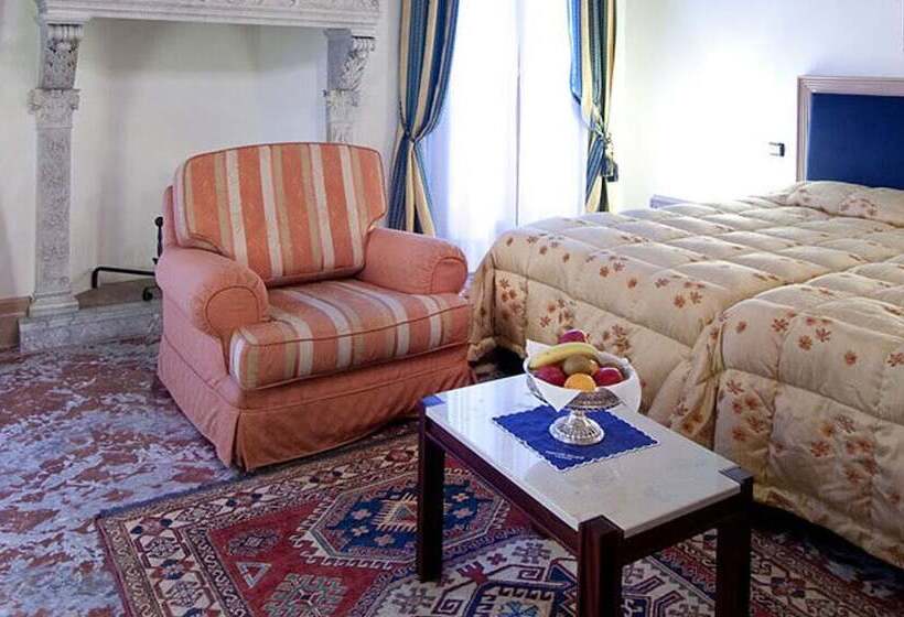 اتاق لوکس با چشم‌انداز, Foscari Palace