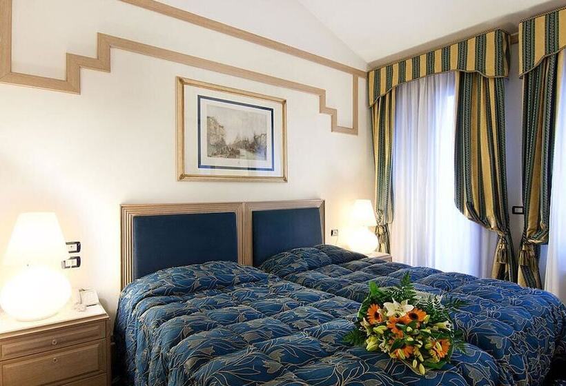 اتاق لوکس با چشم‌انداز, Foscari Palace