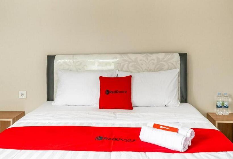 Номер Economy, Reddoorz Near Puri Indah Lippo Mall 2