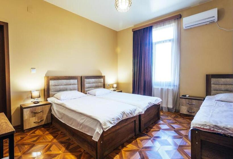 اتاق ساده سه‌ نفره, Memory House