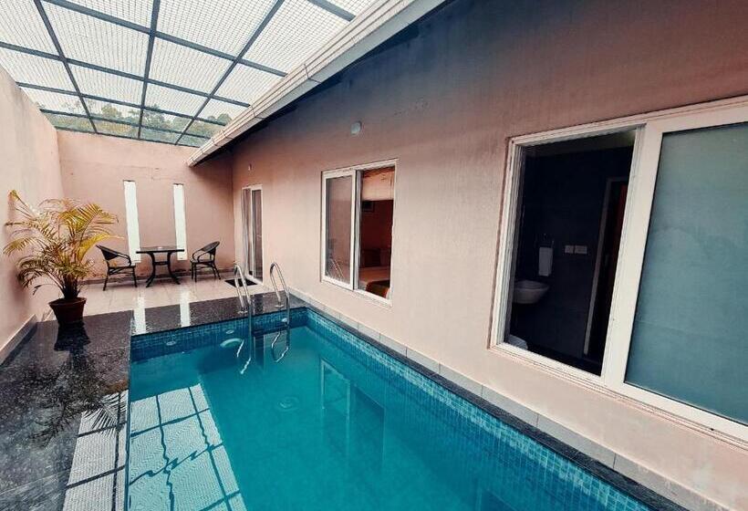 Вилла с 1 спальней и бассейном, Abad Brookside Wayanad