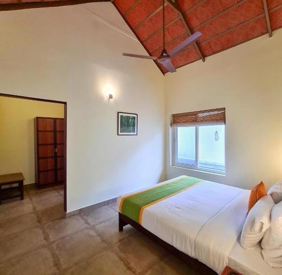Вилла с 1 спальней и бассейном, Abad Brookside Wayanad