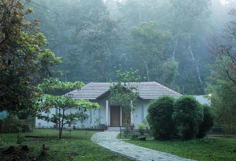 Вилла с 1 спальней и бассейном, Abad Brookside Wayanad
