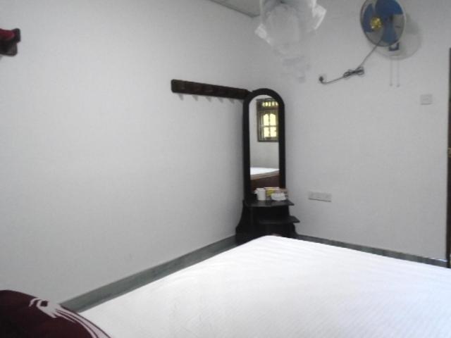 اتاق خانوادگی, Tourist Holiday Inn