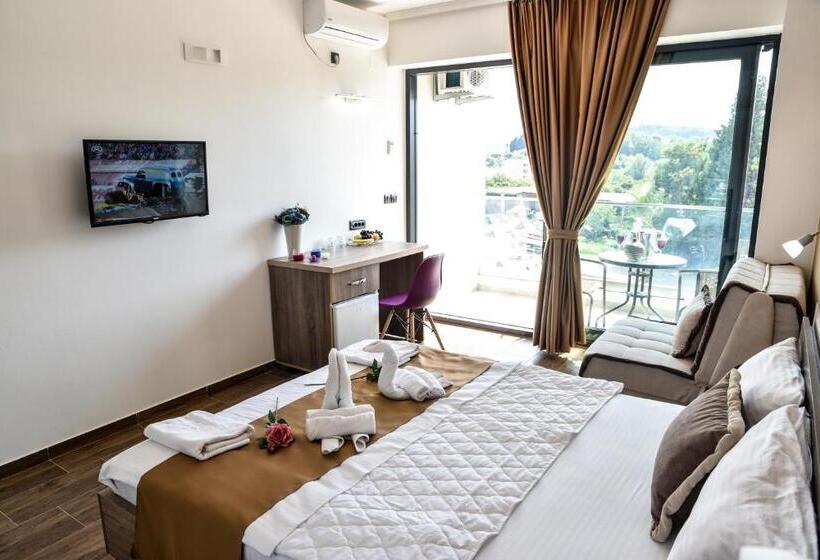 استودیوی لوکس, Lajka Luxury