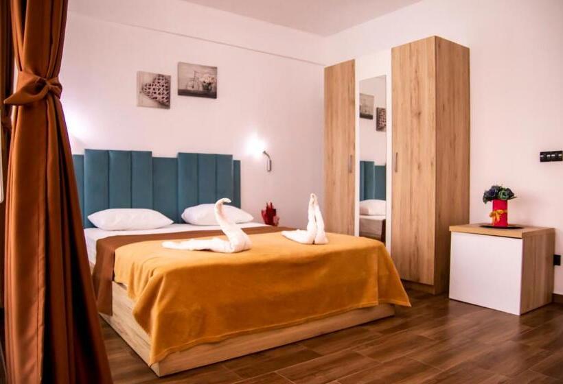 اتاق استاندارد چهارنفره با بالکن, Lajka Luxury