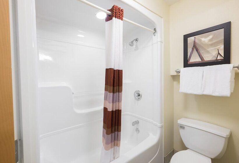 Quarto Deluxe, Red Roof Inn Plus+ Boston   Logan