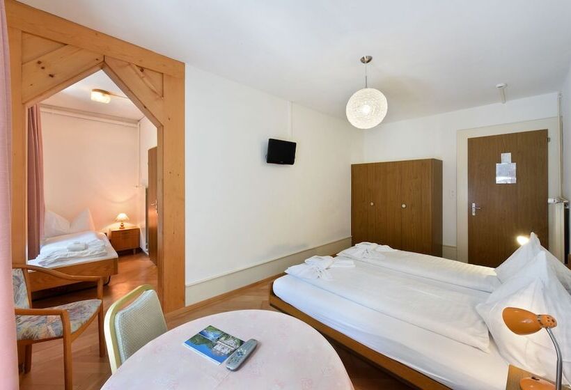Трехместный Номер Стандарт с Балконом, Waldhotel Unspunnen