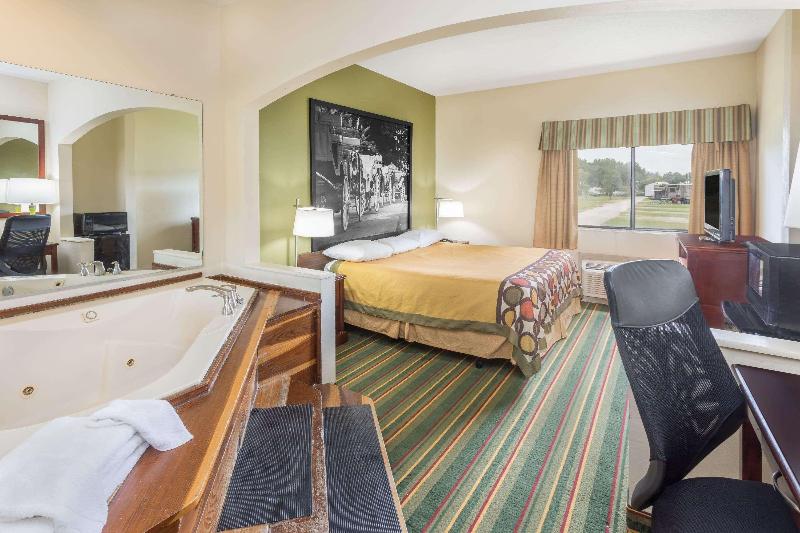 מיטת קינג בסוויטה, Super 8 By Wyndham Duson Lafayette West Area