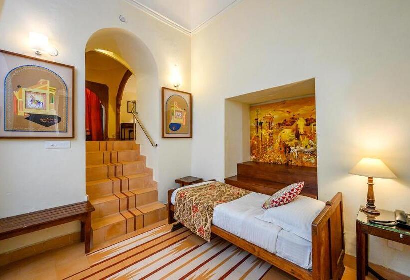 高级三人间, Neemrana S Tijara Fort Palace