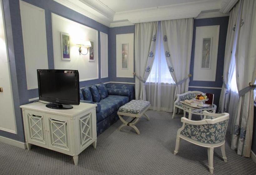 اتاق استاندارد چهار تخته, Palazzo Alabardieri