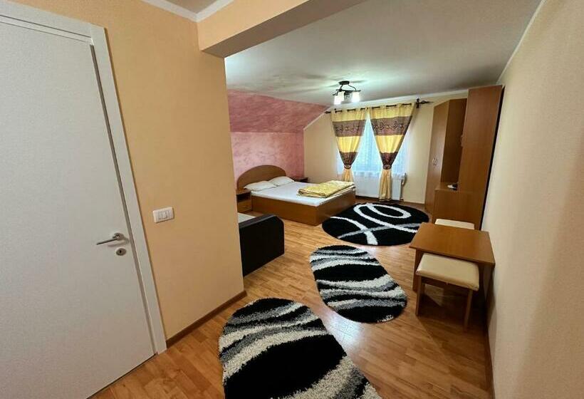 اتاق استاندارد سه نفره, Pensiunea 3flori De Colț