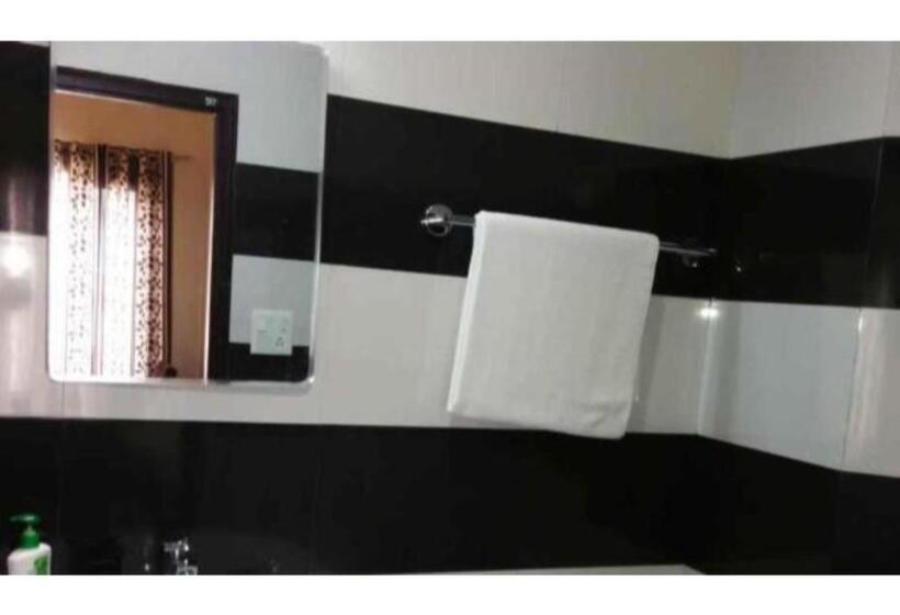 스탠다드 룸 킹사이즈 침대, Wonderful Stay At The Mall Road