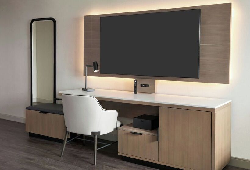 Quarto Club, Kingston Marriott