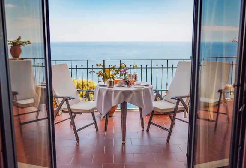سوییت جونیور با چشم‌انداز دریا, Grand Hotel San Pietro Taormina