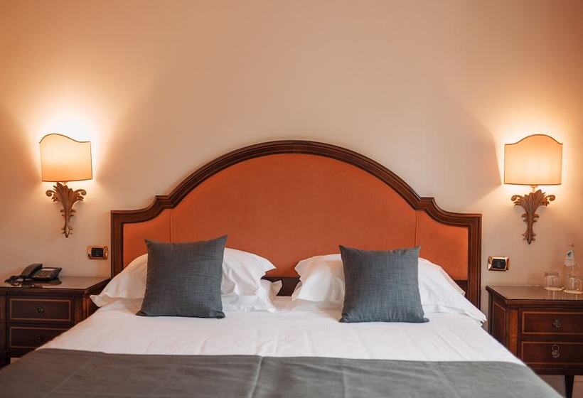 سوییت جونیور با چشم‌انداز دریا, Grand Hotel San Pietro Taormina