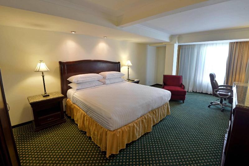 سوئیت جونیور با چشم‌انداز باغ, Grand Hotel San Pietro Taormina