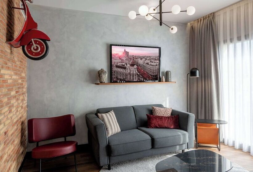 اتاق خانوادگی, Radisson Red Madrid