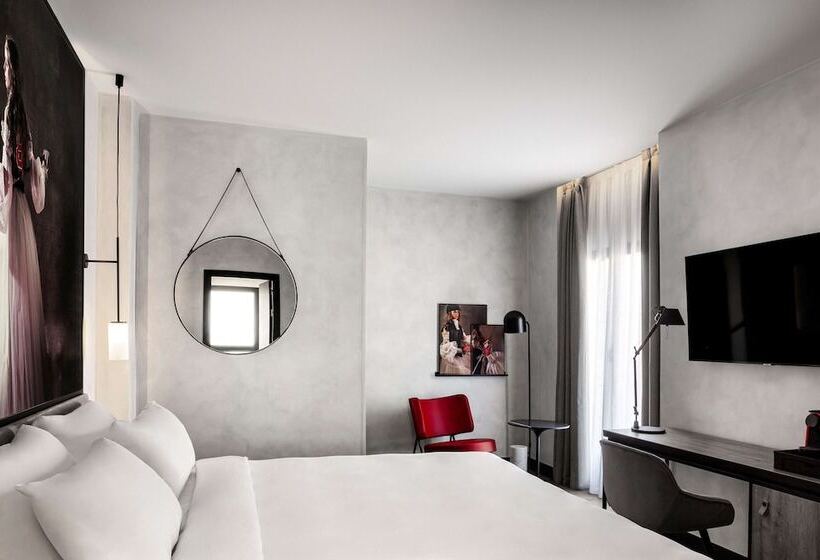 اتاق خانوادگی, Radisson Red Madrid