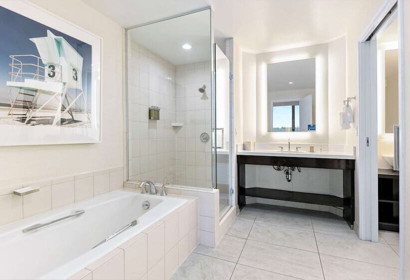 جناح بريميوم مطل علي حمام السباحة, Doubletree By Hilton Hotel San Diego   Mission Valley