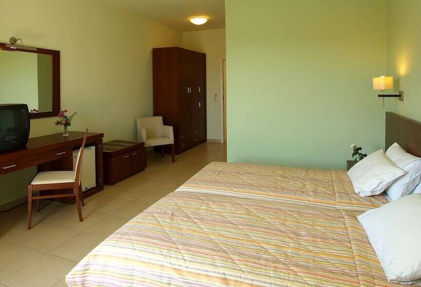 اتاق اساندارد با چشم‌انداز جانبی به دریا, Skiathos Club Hotel Suites