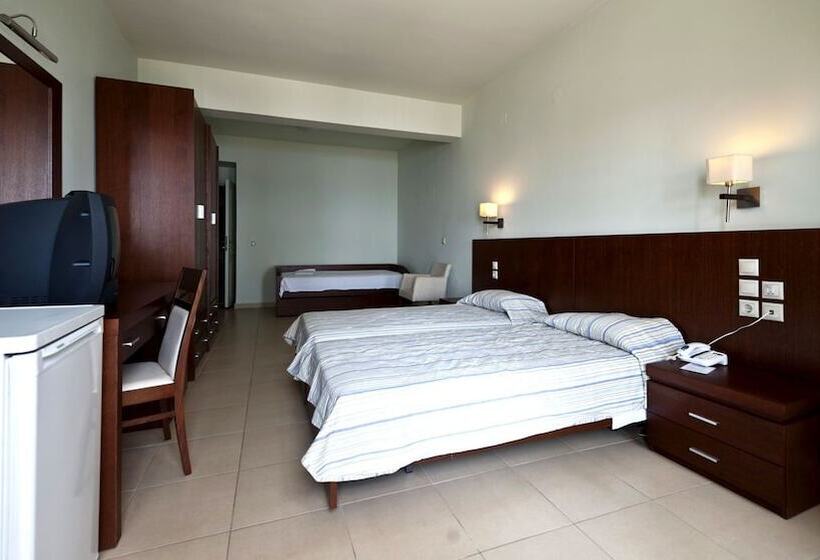 اتاق خانوادگی با چشم‌انداز دریا, Skiathos Club Hotel Suites