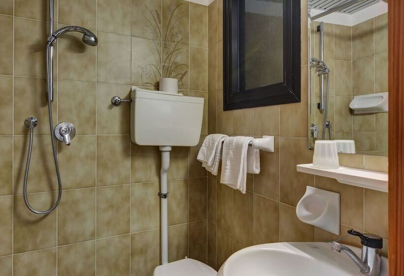Economy Triple Room, Cristina