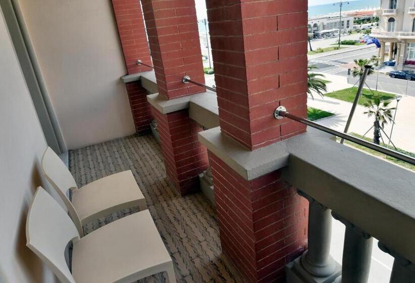 سوییت جونیور با چشم‌انداز جانبی دریا, Residence Esplanade