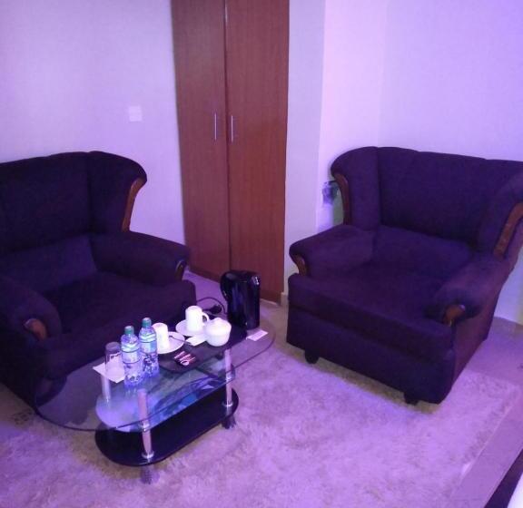 استودیوی سوپریور, Crown Hotel Kericho