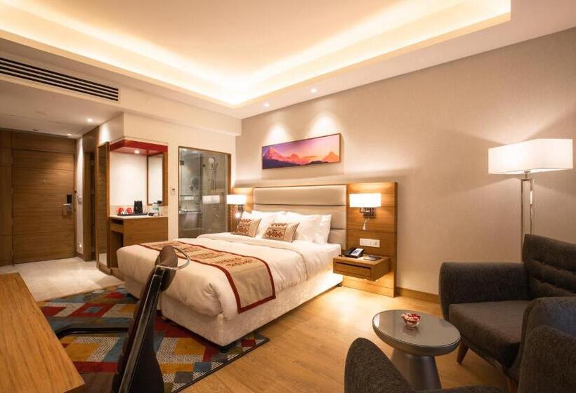 اتاق دلوکس با تخت کینگ و چشم‌انداز شهر, Ramada Encore By Wyndham Kathmandu Thamel