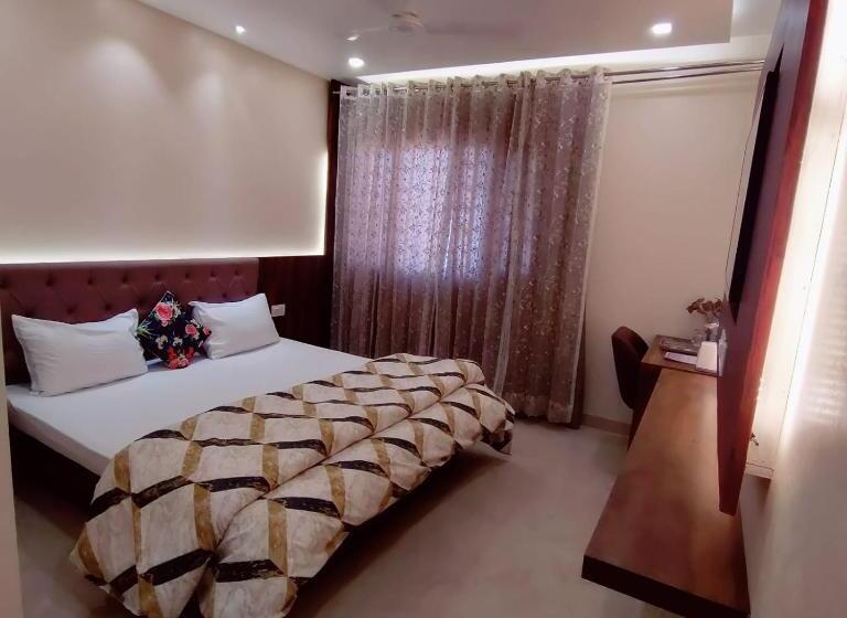 小型套房, Luxuria