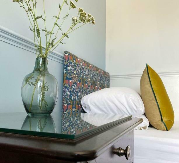 标准单人间, The Emsworth B&b