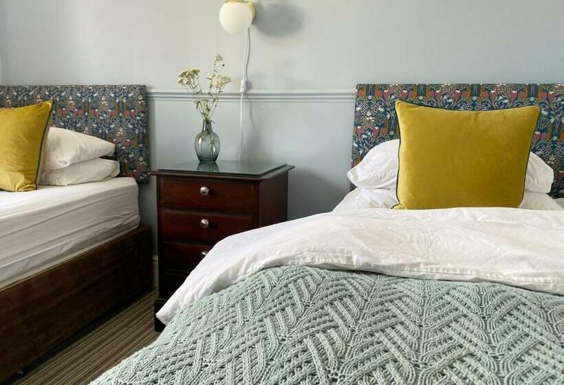 标准间, The Emsworth B&b