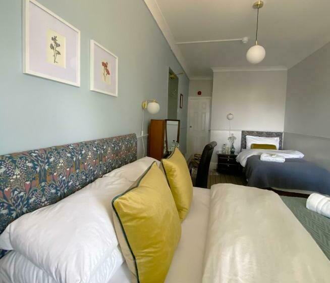 标准三人间, The Emsworth B&b