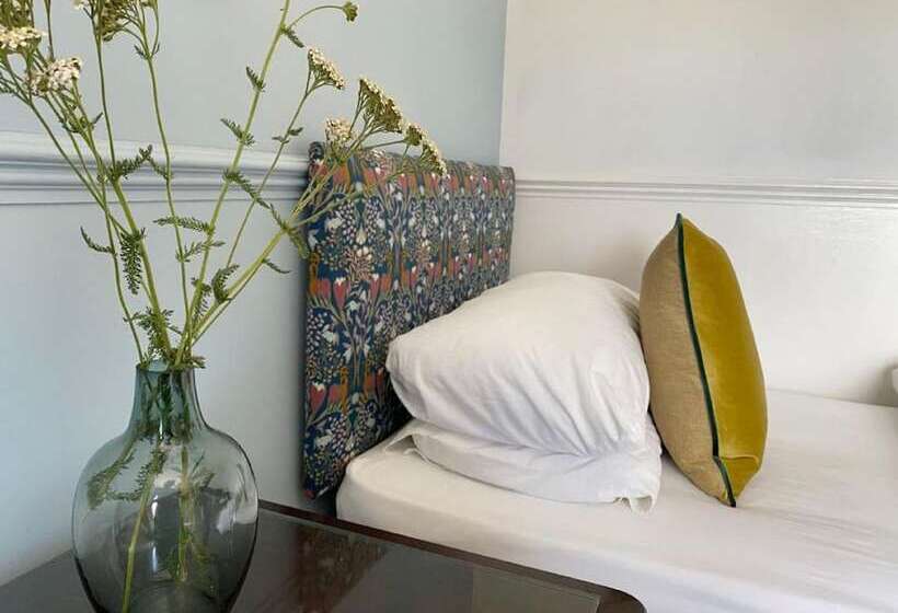 标准单人间, The Emsworth B&b