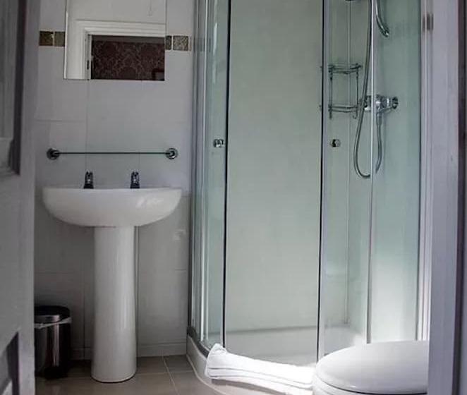 标准三人间, The Emsworth B&b