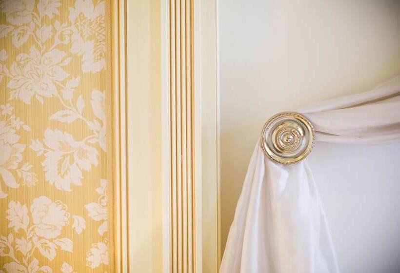 اتاق لوکس, Luxury Family Hotel Royal Palace