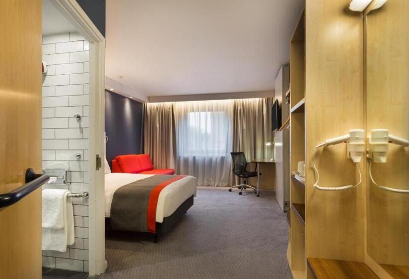 Номер Стандарт Адаптированный для Инвалидов, Holiday Inn Express London   Watford Junction, An Ihg