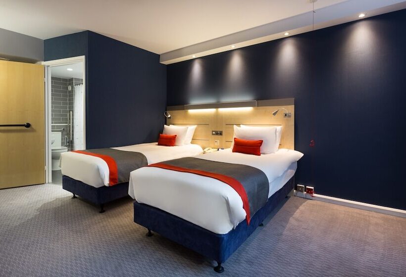 Номер Стандарт Адаптированный для Инвалидов, Holiday Inn Express London   Watford Junction, An Ihg