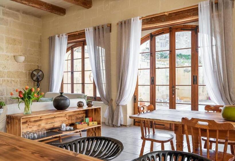 اتاق خانوادگی, Mood Farmhouse B&b