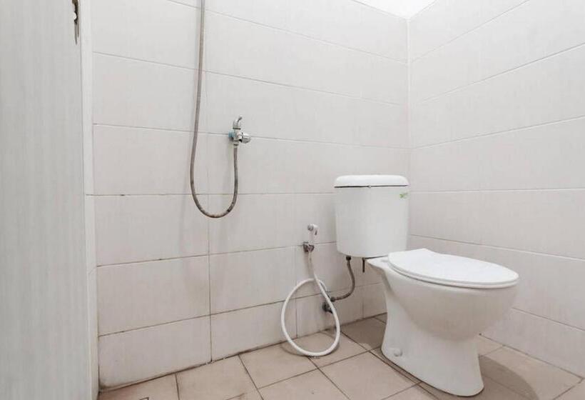 Номер Стандарт, Reddoorz Syariah At Hotel Tiga Er Near Karawang Central Plaza