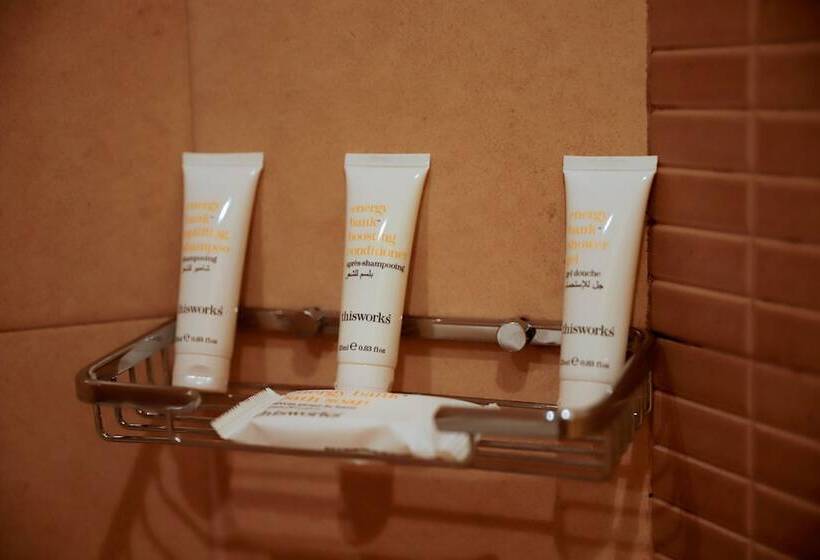اتاق استاندارد با چشم‌انداز استخر, Crowne Plaza Sohar, An Ihg
