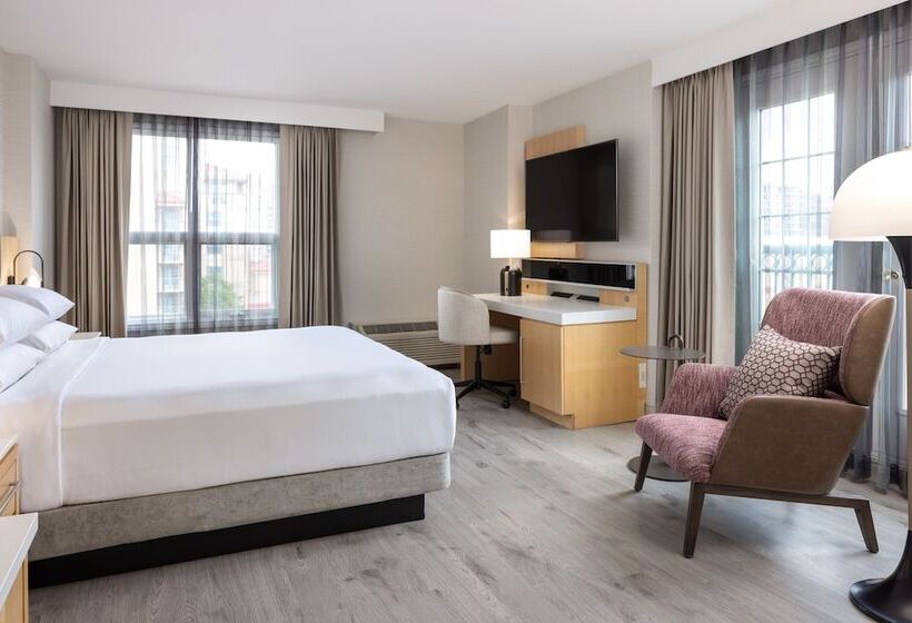 스탠다드 룸 더블 침대, Delta Hotels By Marriott Grand Okanagan Resort
