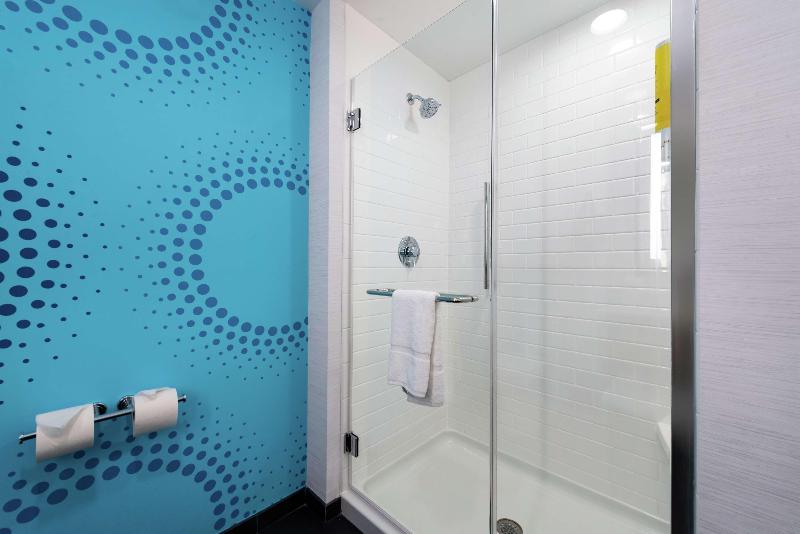 キングサイズベッドのスイートルーム, Holiday Inn & Suites Montreal Airport, An Ihg