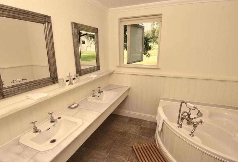 キングサイズベッドのスタンダードルーム, Sedlescombe Golf Hotel