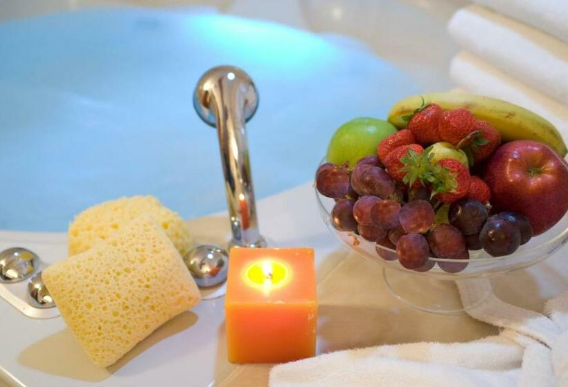 سوئیت با وان آب گرم, As Hotel Monza