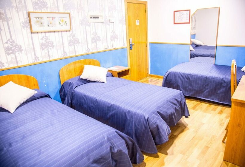 اتاق استاندارد سه نفره, Hostal Montaloya