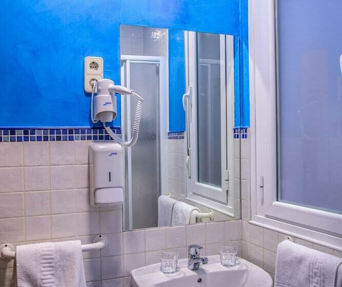 اتاق استاندارد سه نفره, Hostal Montaloya