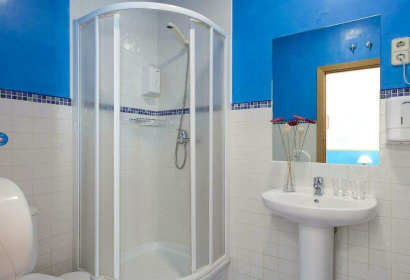 اتاق استاندارد سه نفره, Hostal Montaloya